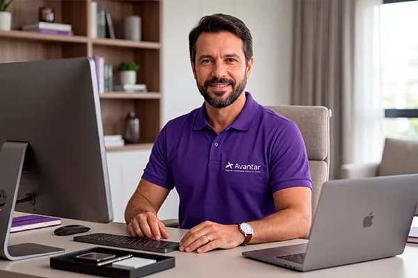 Especialista Avantar sorrindo em sua mesa de atendimento