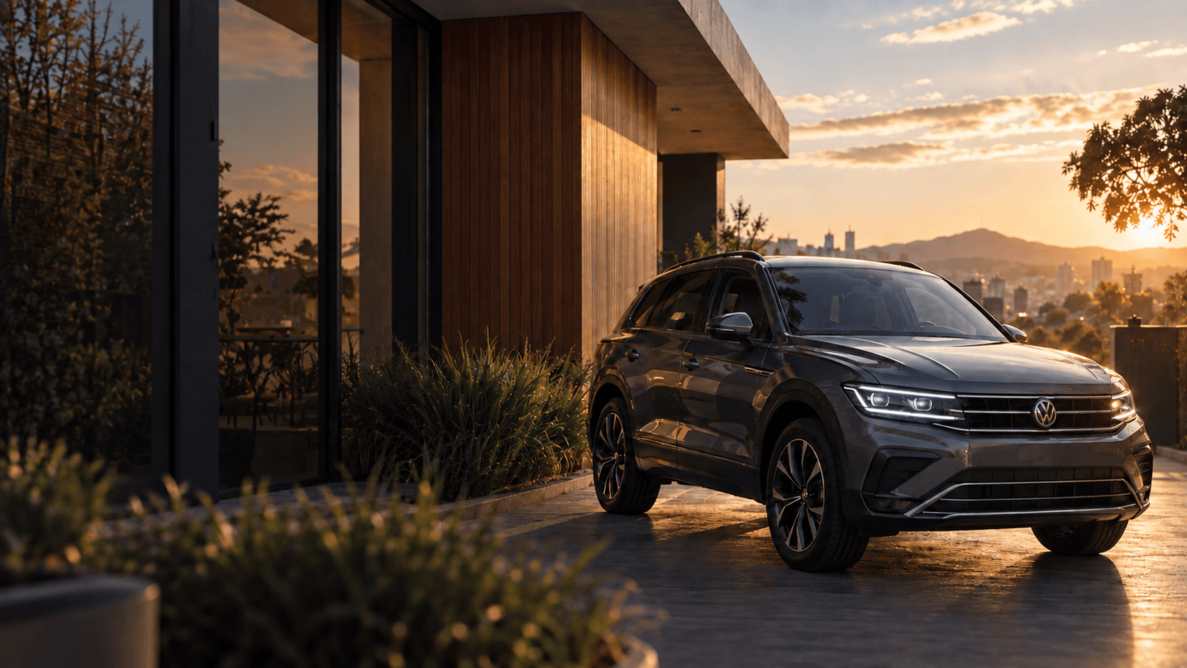 Volkswagen Tiguan estacionado em frente a uma casa moderna ao entardecer.