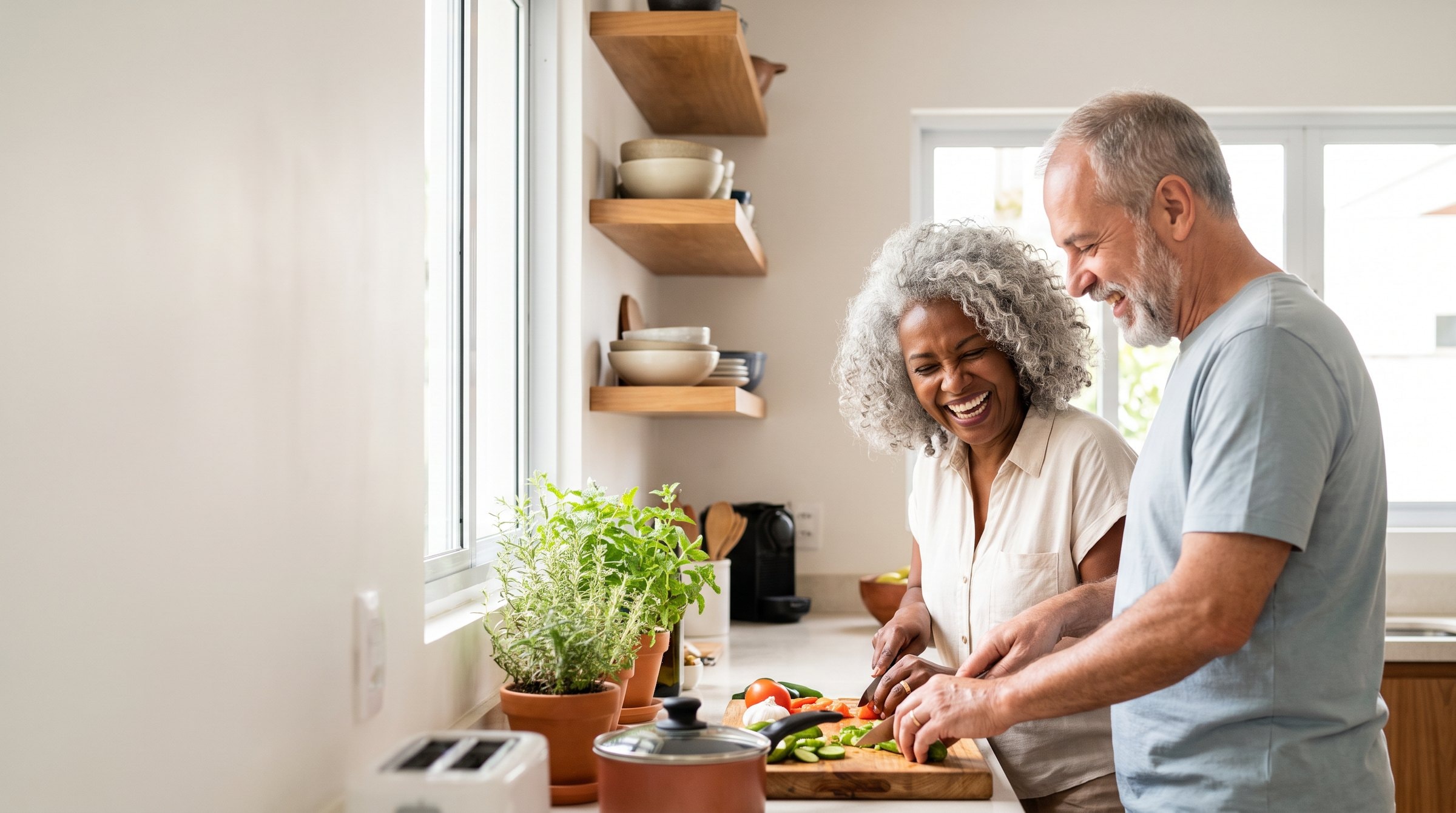 Casal mais velho preparando o almoço juntos na cozinha de casa.